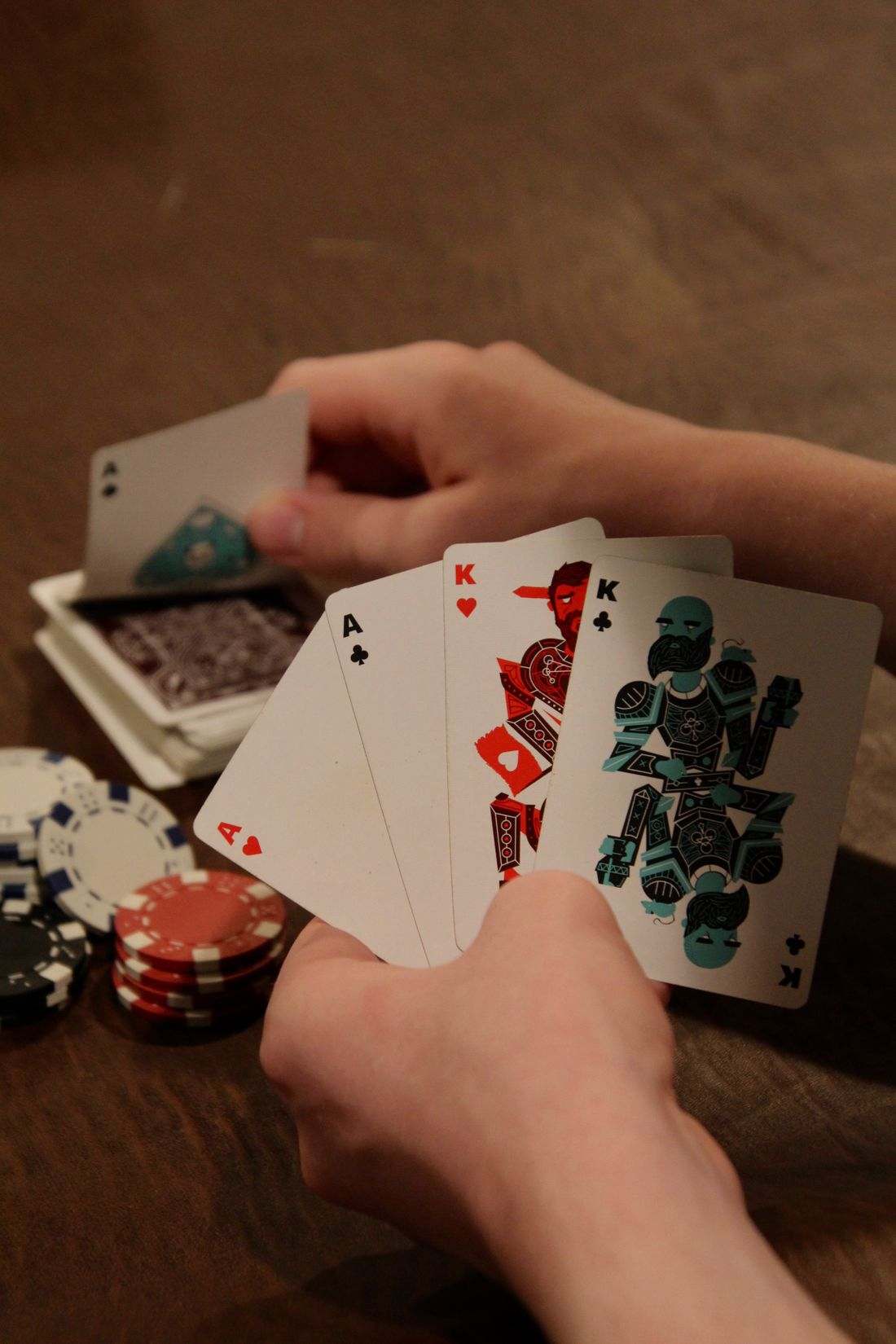 Dua kartu as dan kartu raja terbuka di meja poker
