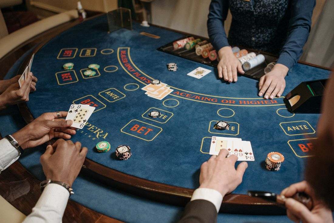 Pemain berkumpul di meja kartu dengan chip dan dealer