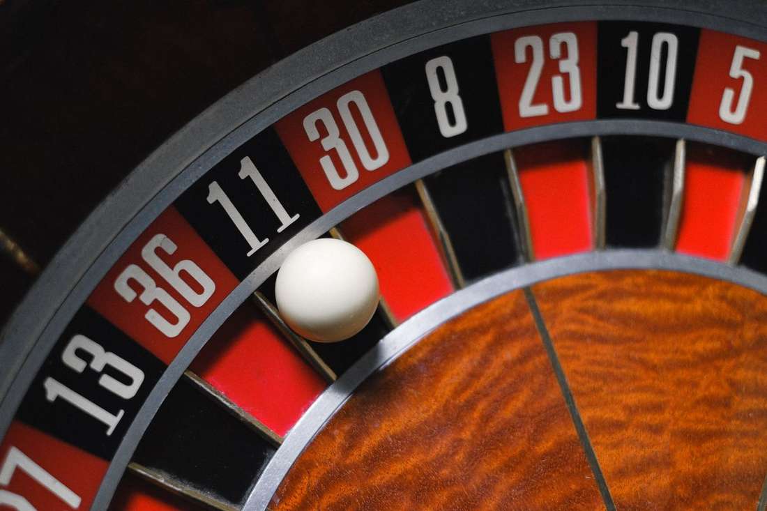 Roda roulette dengan bola putih di atasnya
