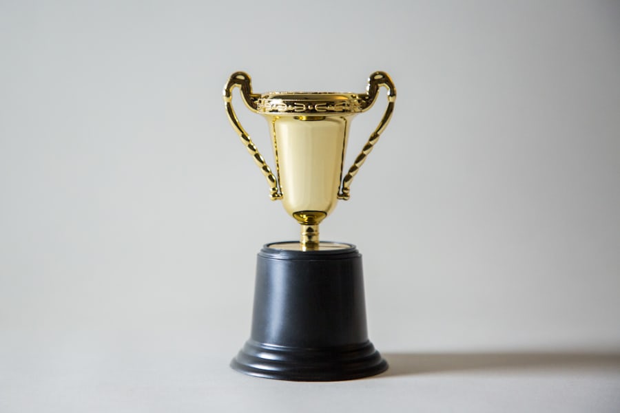 Piala perunggu di atas meja